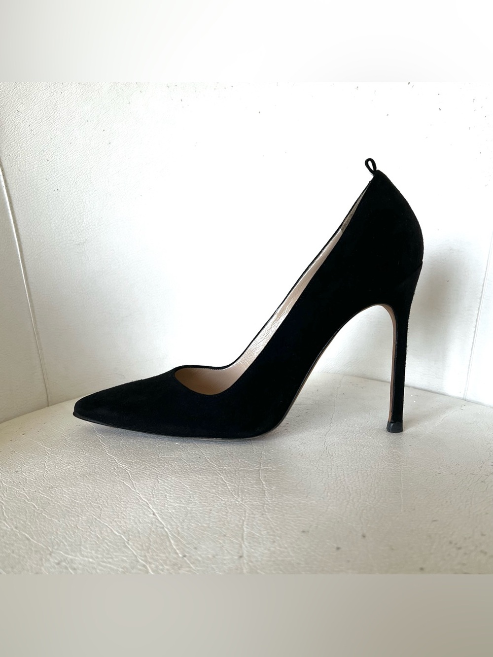 | ◣ - - ◢ |

Manolo Blahnik Black Suede Pumps
